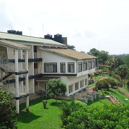 Brisk Hotel Triangle Njeru Extérieur photo