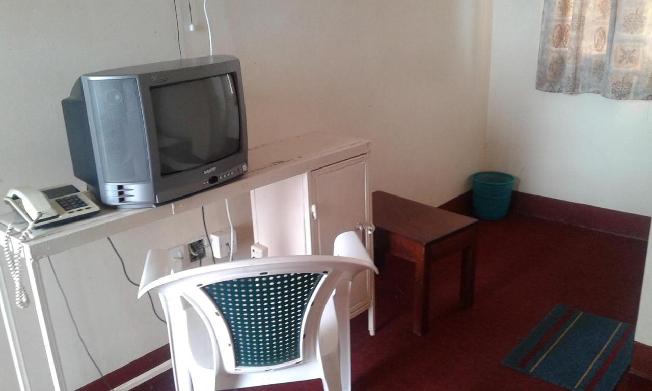 Brisk Hotel Triangle Njeru Extérieur photo