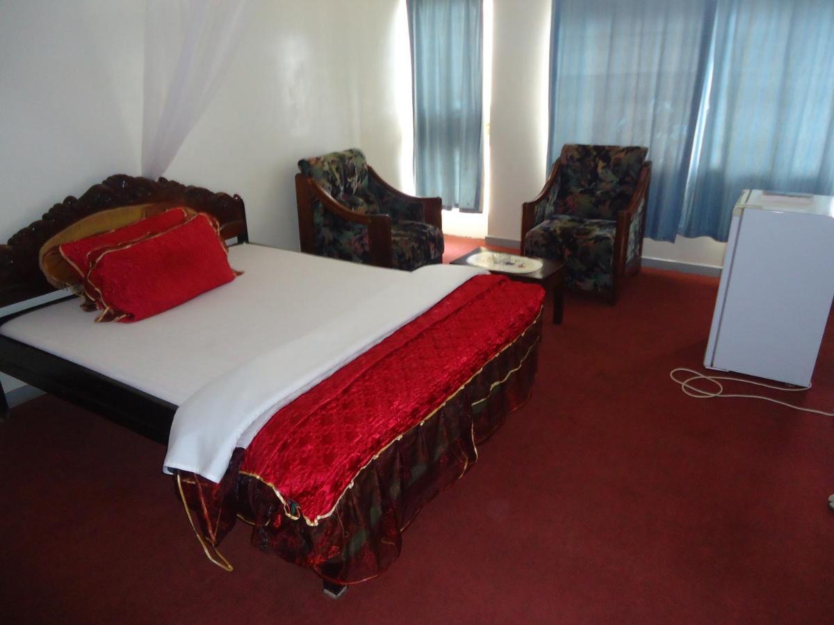 Brisk Hotel Triangle Njeru Extérieur photo