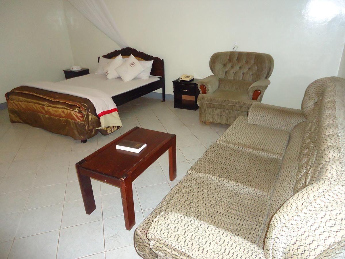 Brisk Hotel Triangle Njeru Extérieur photo