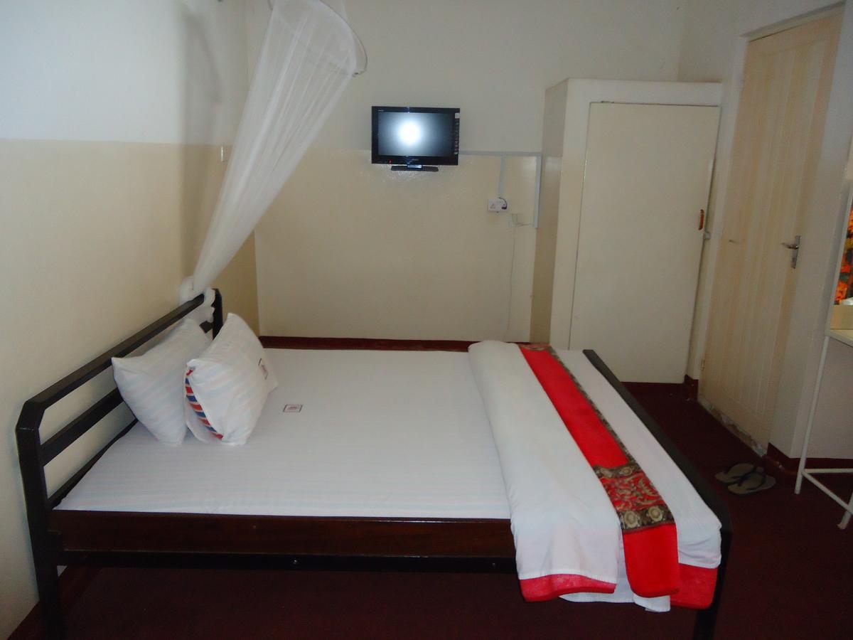 Brisk Hotel Triangle Njeru Extérieur photo