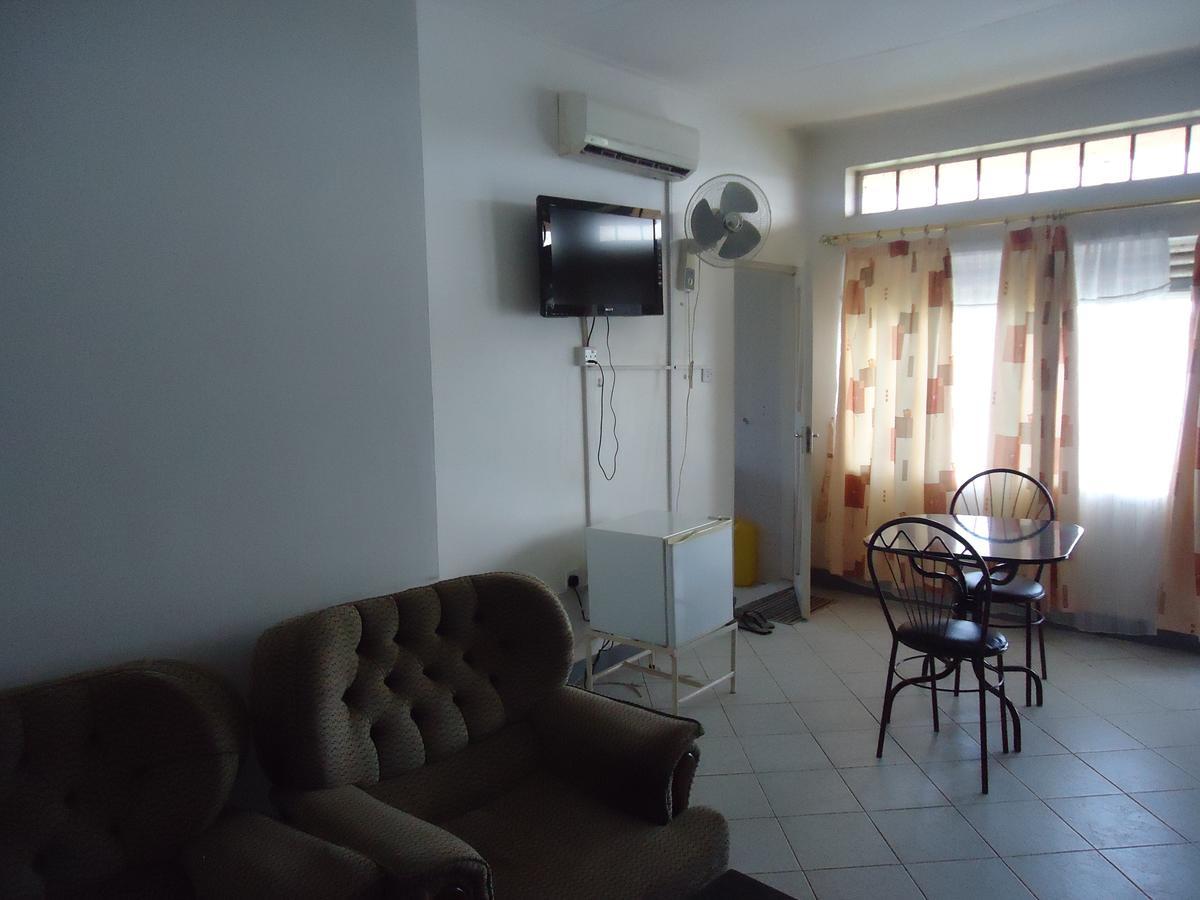 Brisk Hotel Triangle Njeru Extérieur photo
