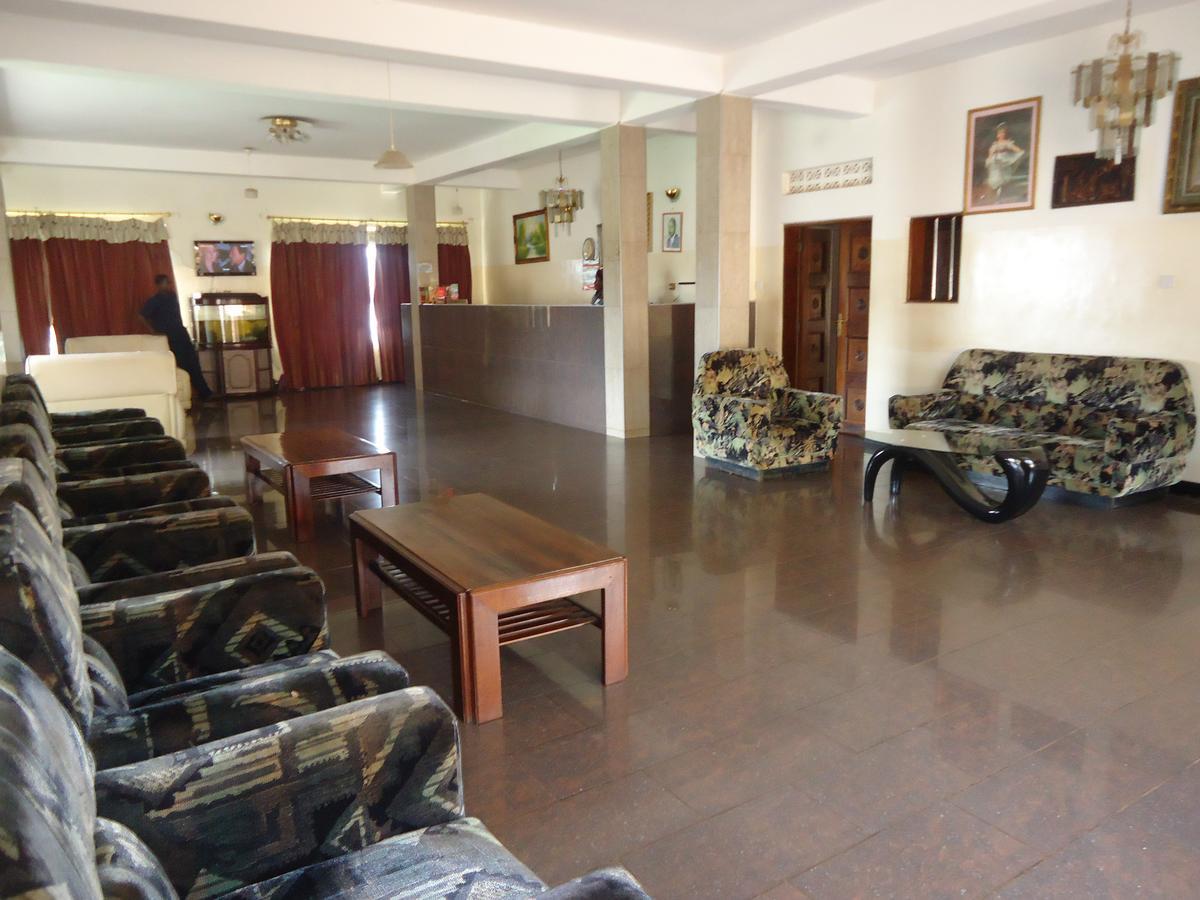 Brisk Hotel Triangle Njeru Extérieur photo