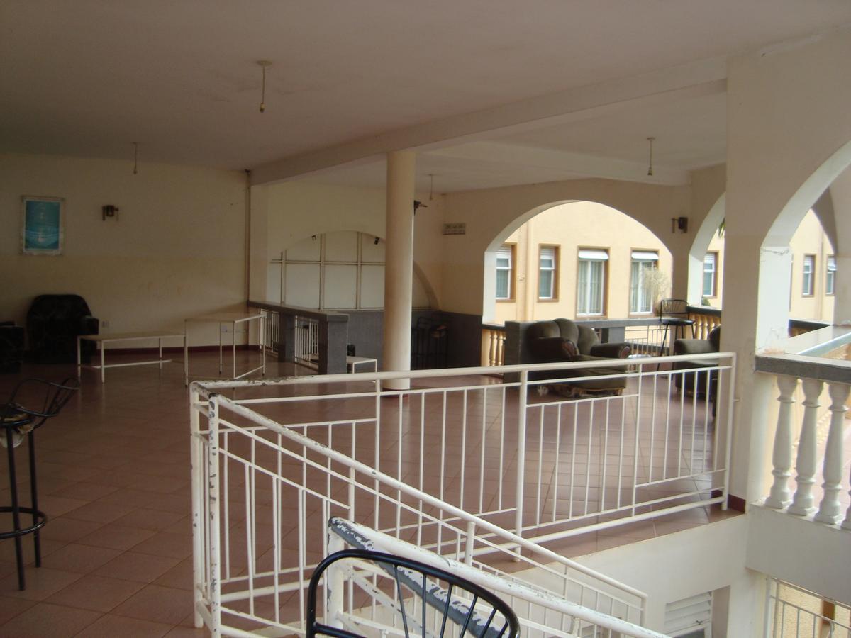 Brisk Hotel Triangle Njeru Extérieur photo