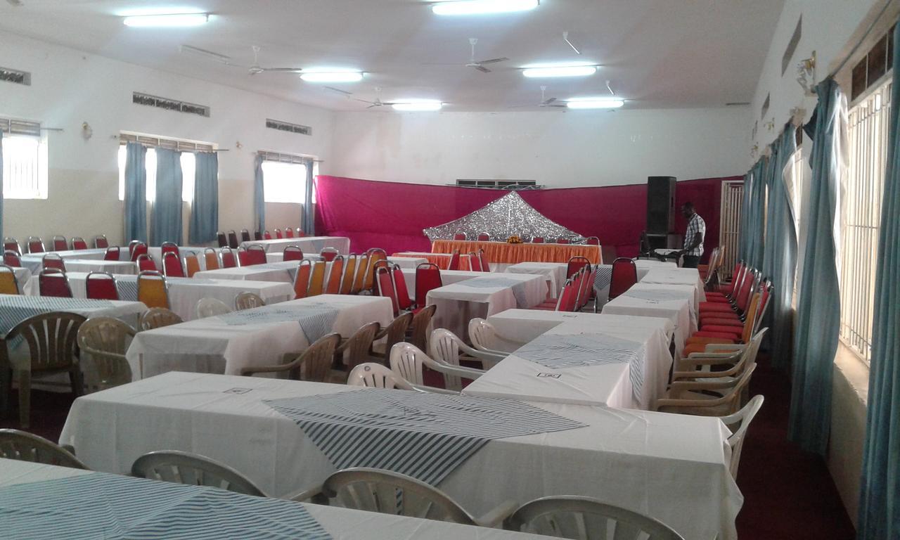 Brisk Hotel Triangle Njeru Extérieur photo