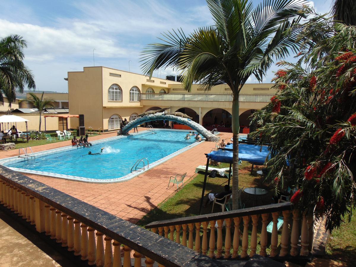 Brisk Hotel Triangle Njeru Extérieur photo
