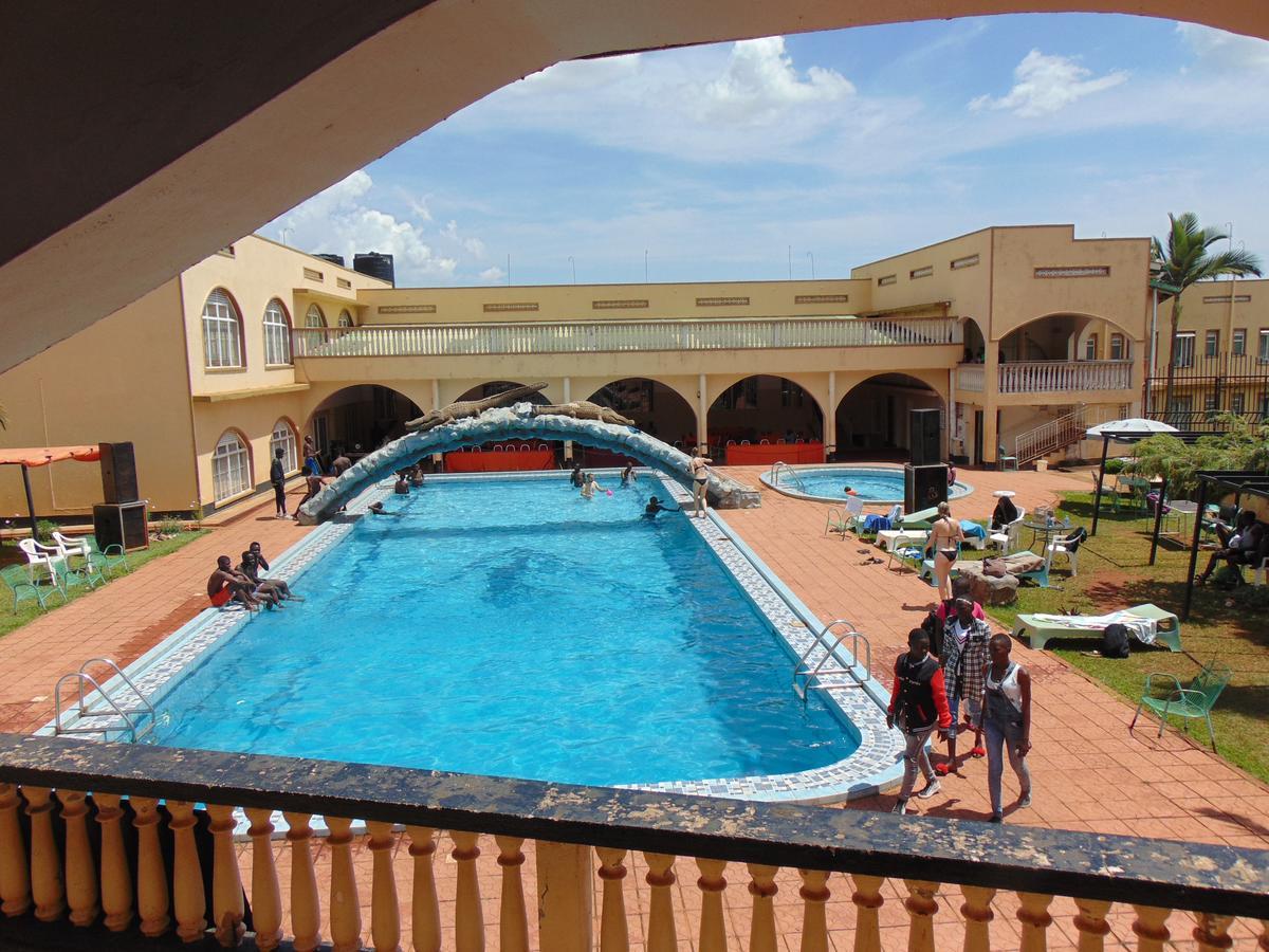 Brisk Hotel Triangle Njeru Extérieur photo