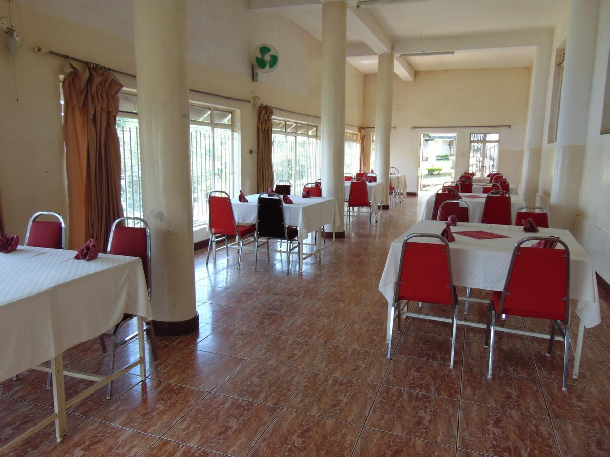 Brisk Hotel Triangle Njeru Extérieur photo