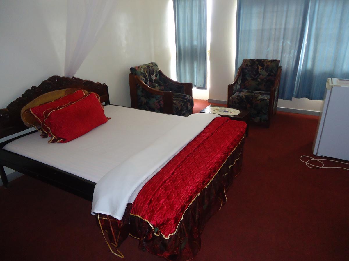 Brisk Hotel Triangle Njeru Extérieur photo