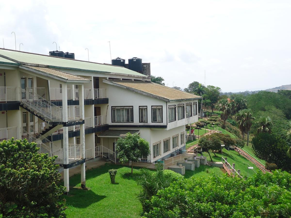 Brisk Hotel Triangle Njeru Extérieur photo