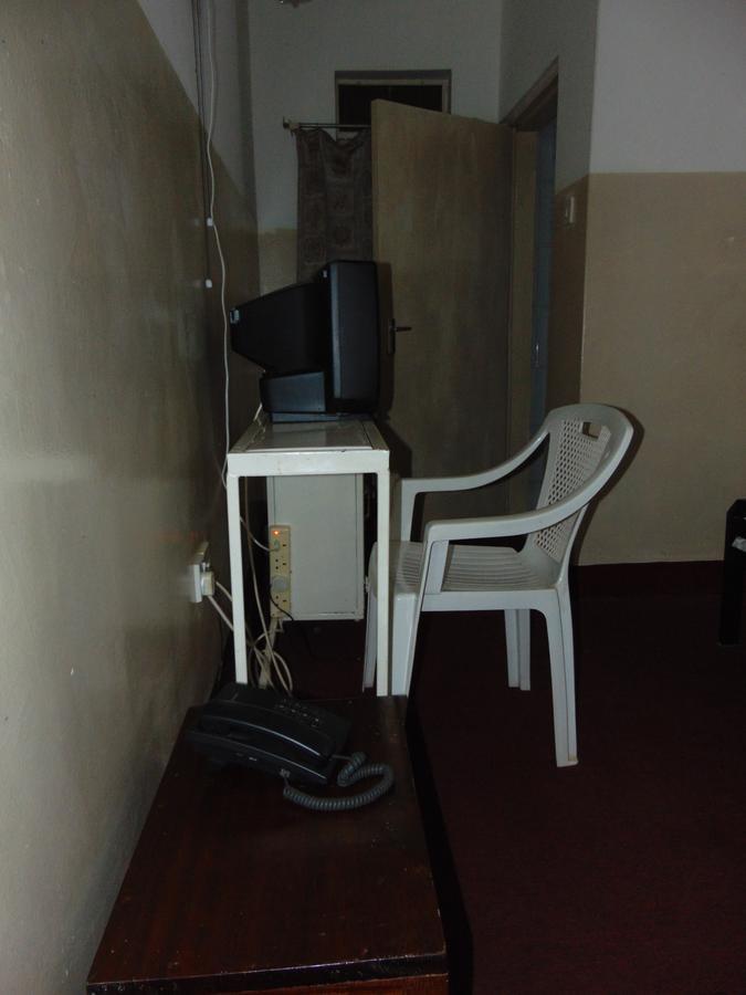 Brisk Hotel Triangle Njeru Extérieur photo