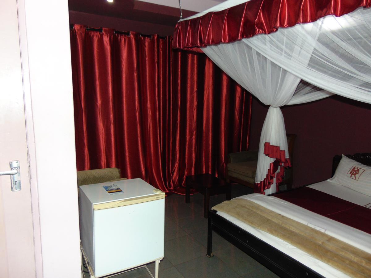 Brisk Hotel Triangle Njeru Extérieur photo
