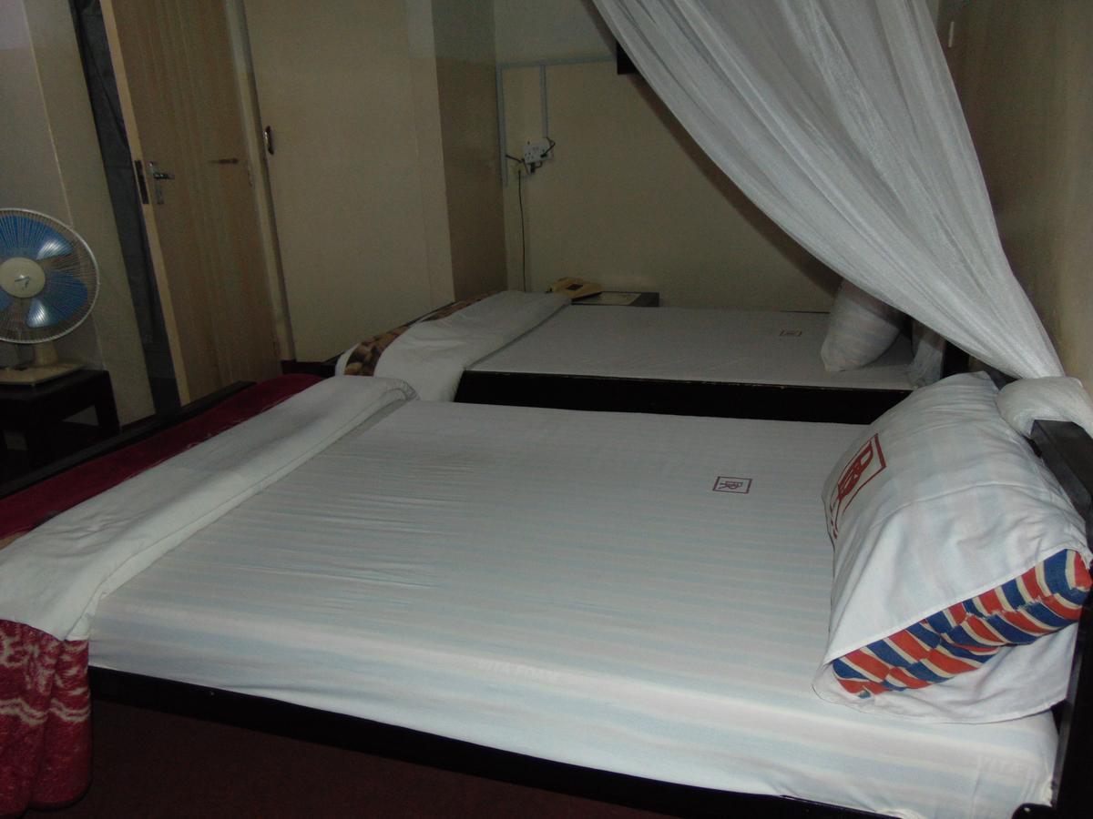 Brisk Hotel Triangle Njeru Extérieur photo