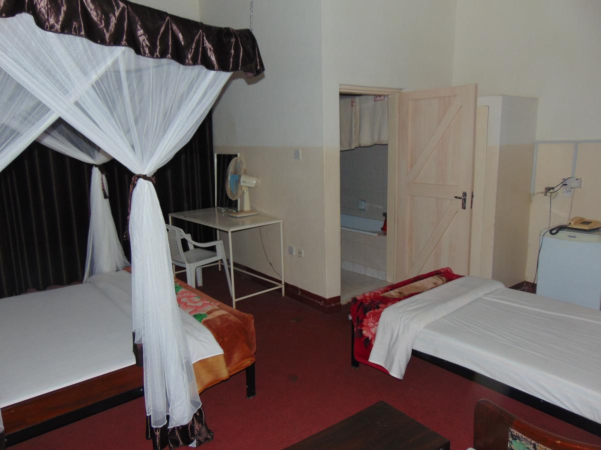 Brisk Hotel Triangle Njeru Extérieur photo