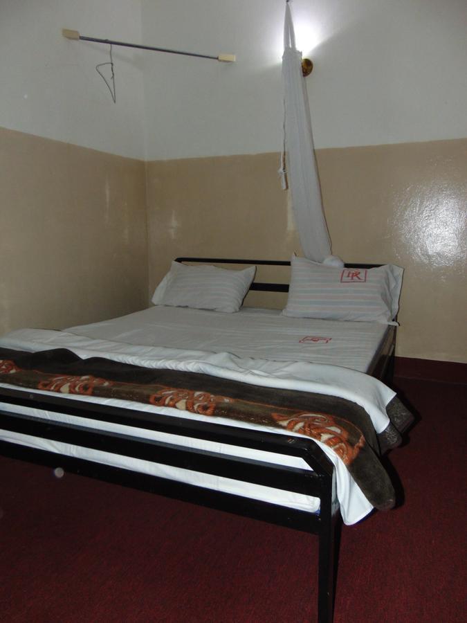 Brisk Hotel Triangle Njeru Extérieur photo
