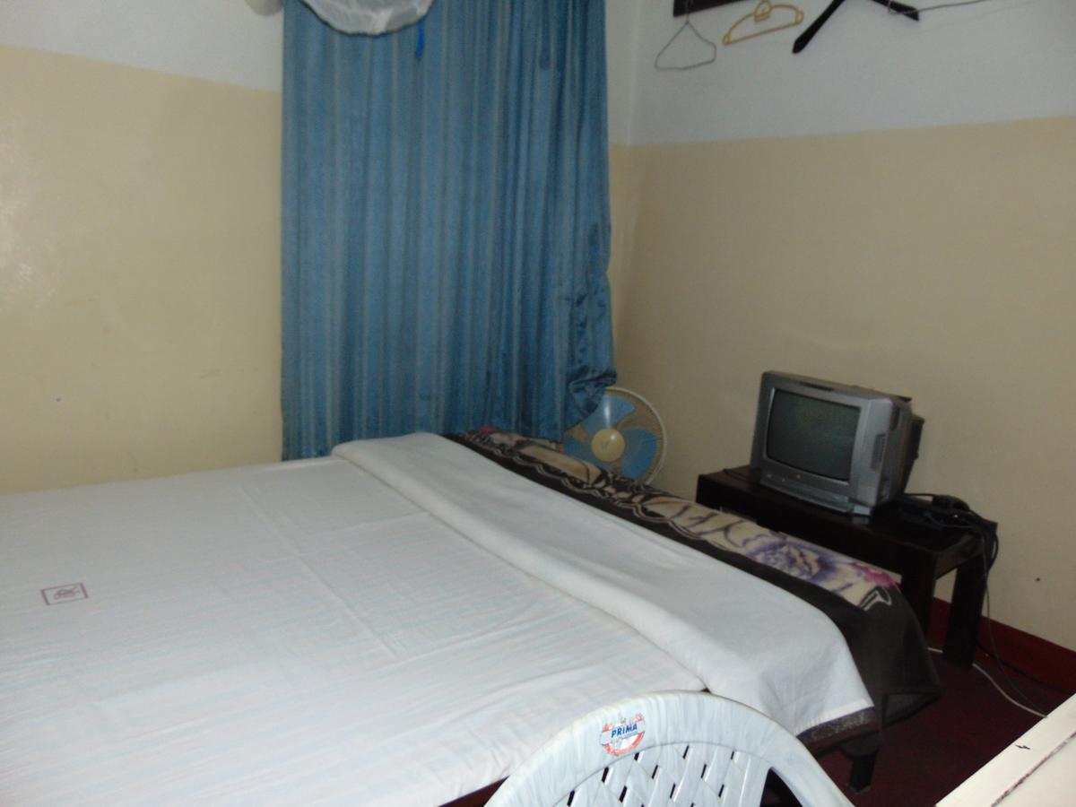 Brisk Hotel Triangle Njeru Extérieur photo