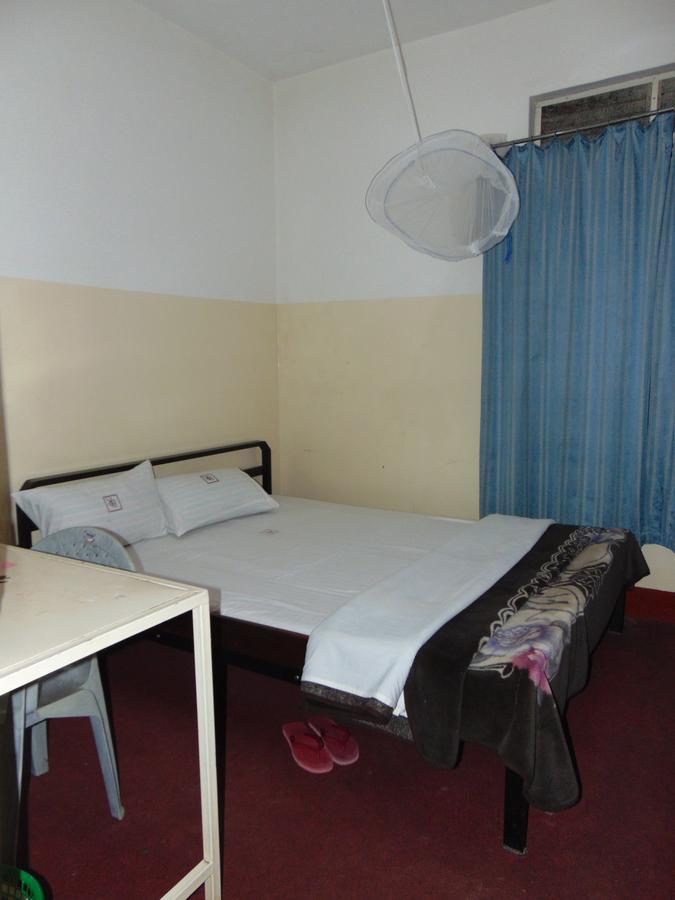 Brisk Hotel Triangle Njeru Extérieur photo