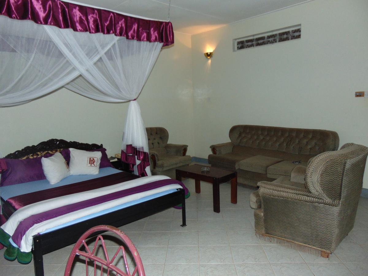 Brisk Hotel Triangle Njeru Extérieur photo