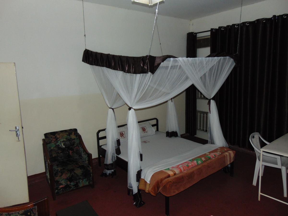 Brisk Hotel Triangle Njeru Extérieur photo