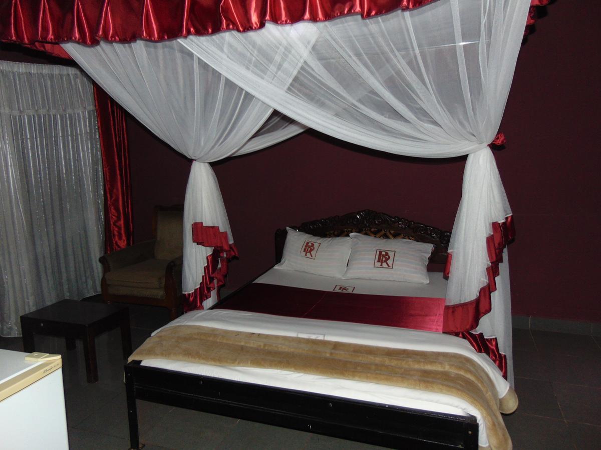 Brisk Hotel Triangle Njeru Extérieur photo