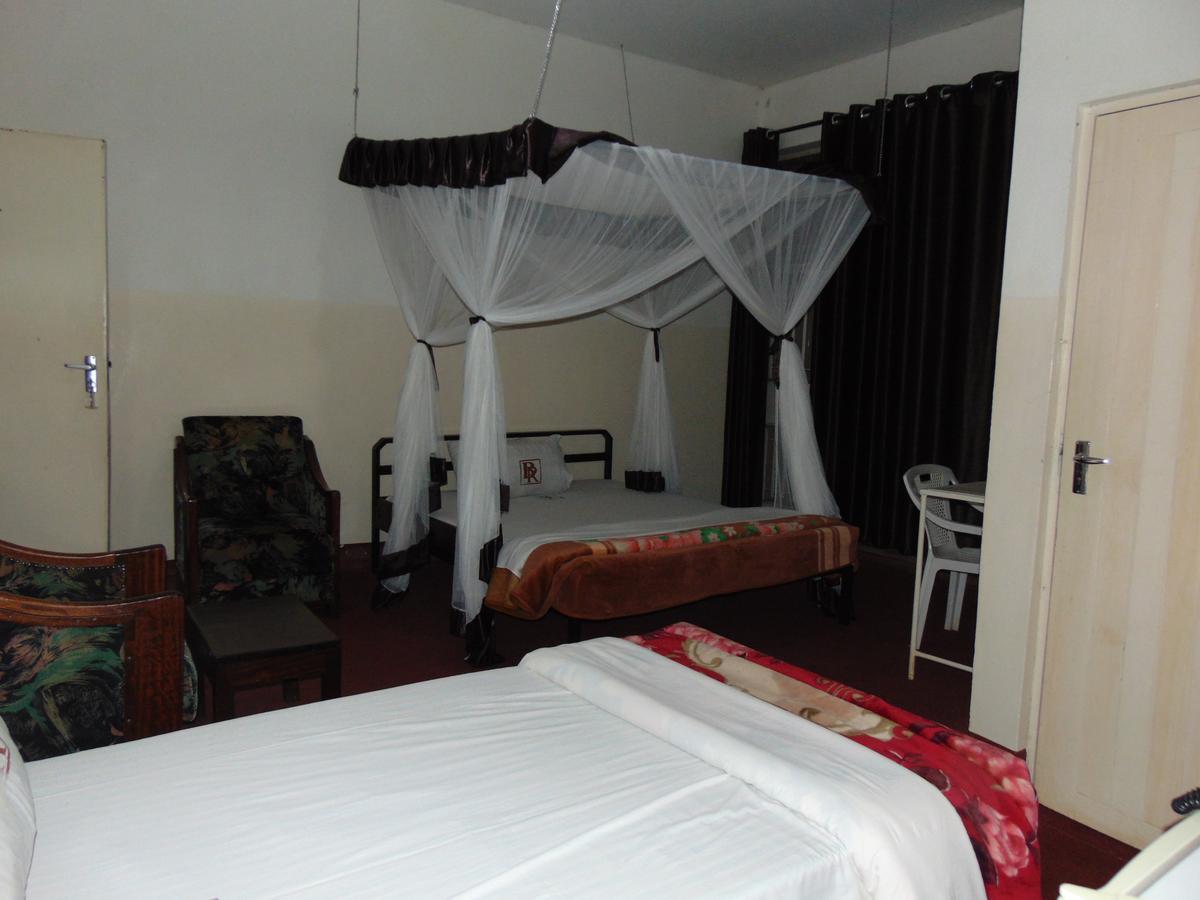 Brisk Hotel Triangle Njeru Extérieur photo