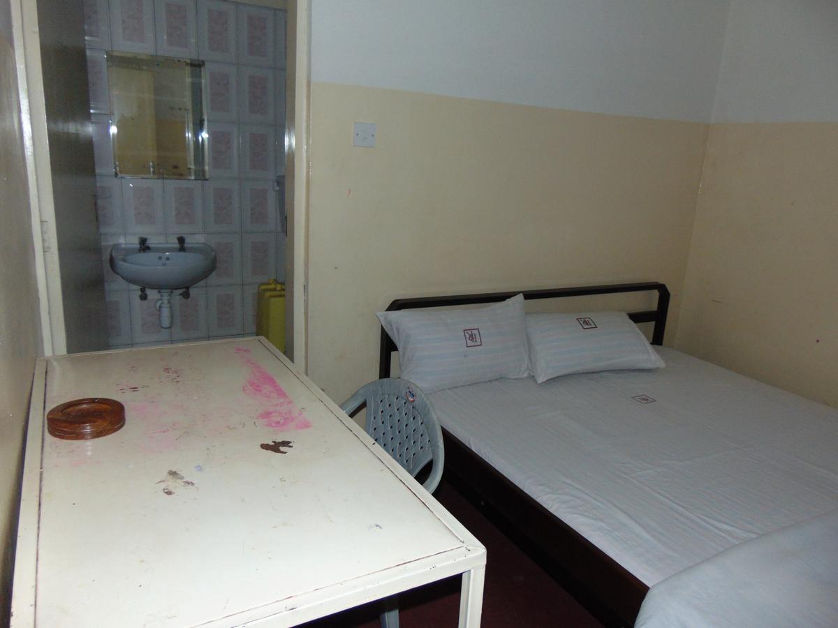 Brisk Hotel Triangle Njeru Extérieur photo