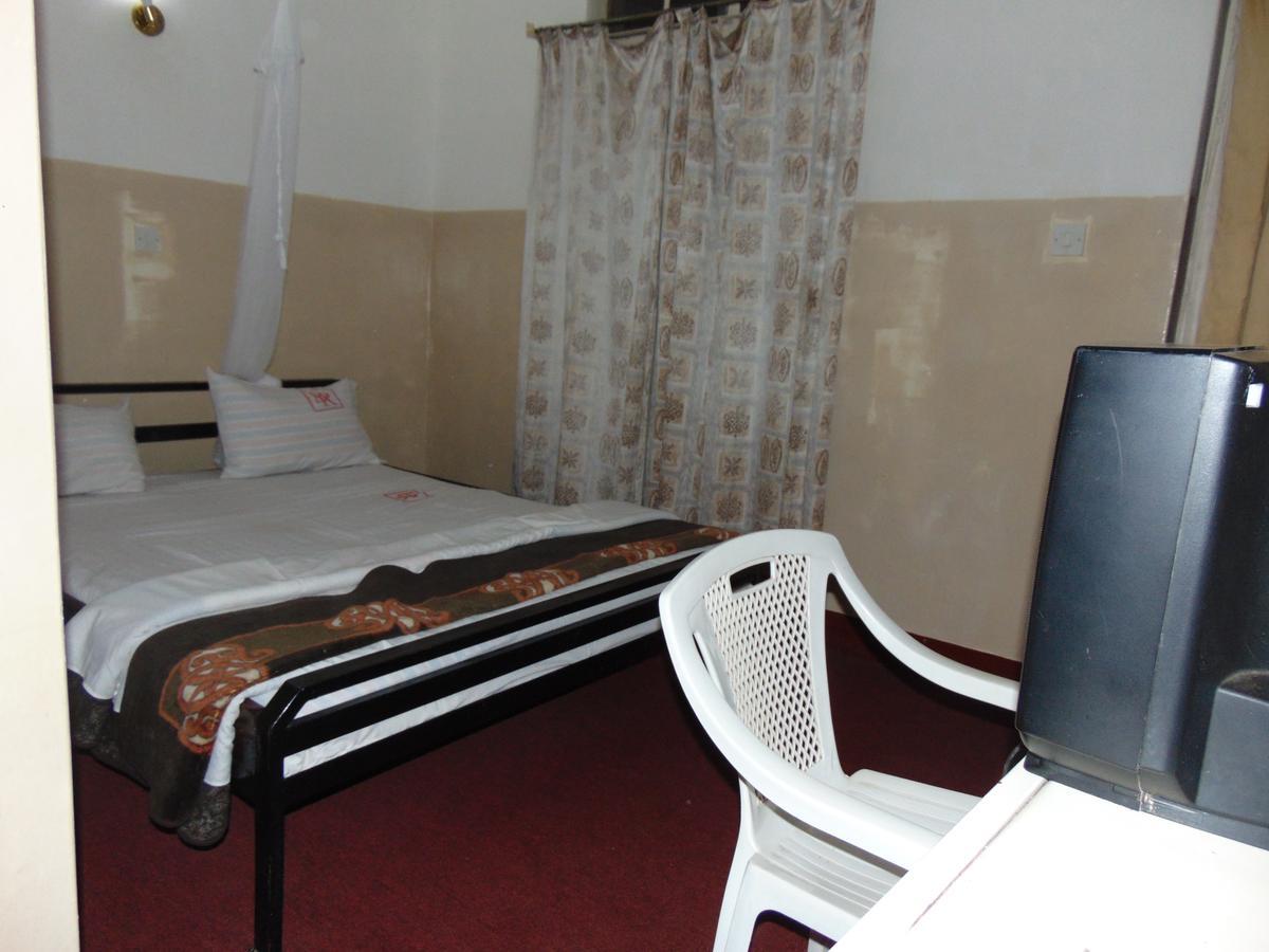 Brisk Hotel Triangle Njeru Extérieur photo