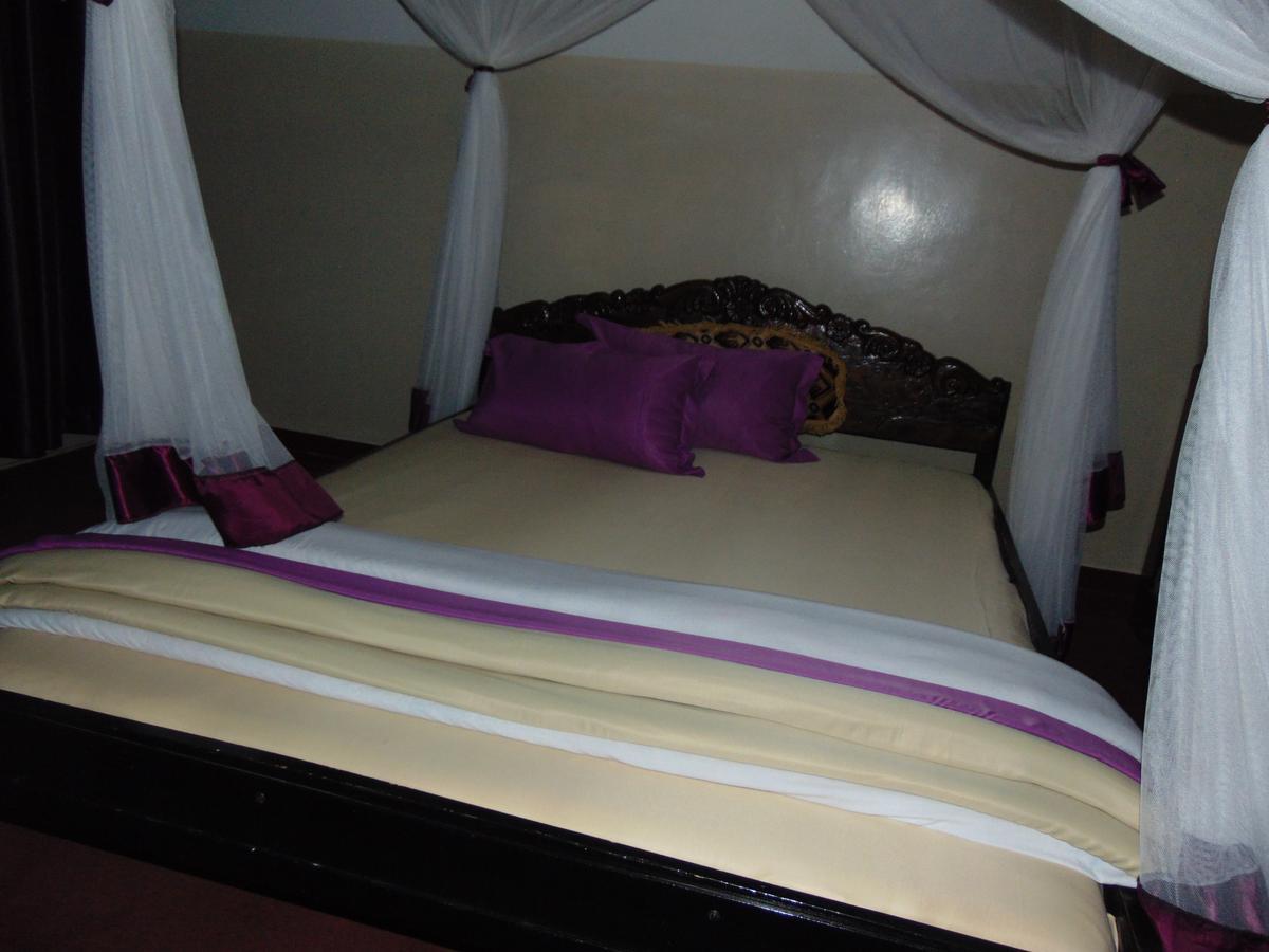 Brisk Hotel Triangle Njeru Extérieur photo