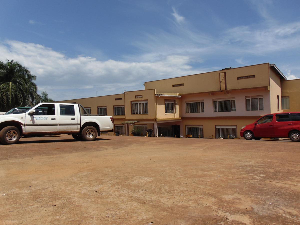 Brisk Hotel Triangle Njeru Extérieur photo