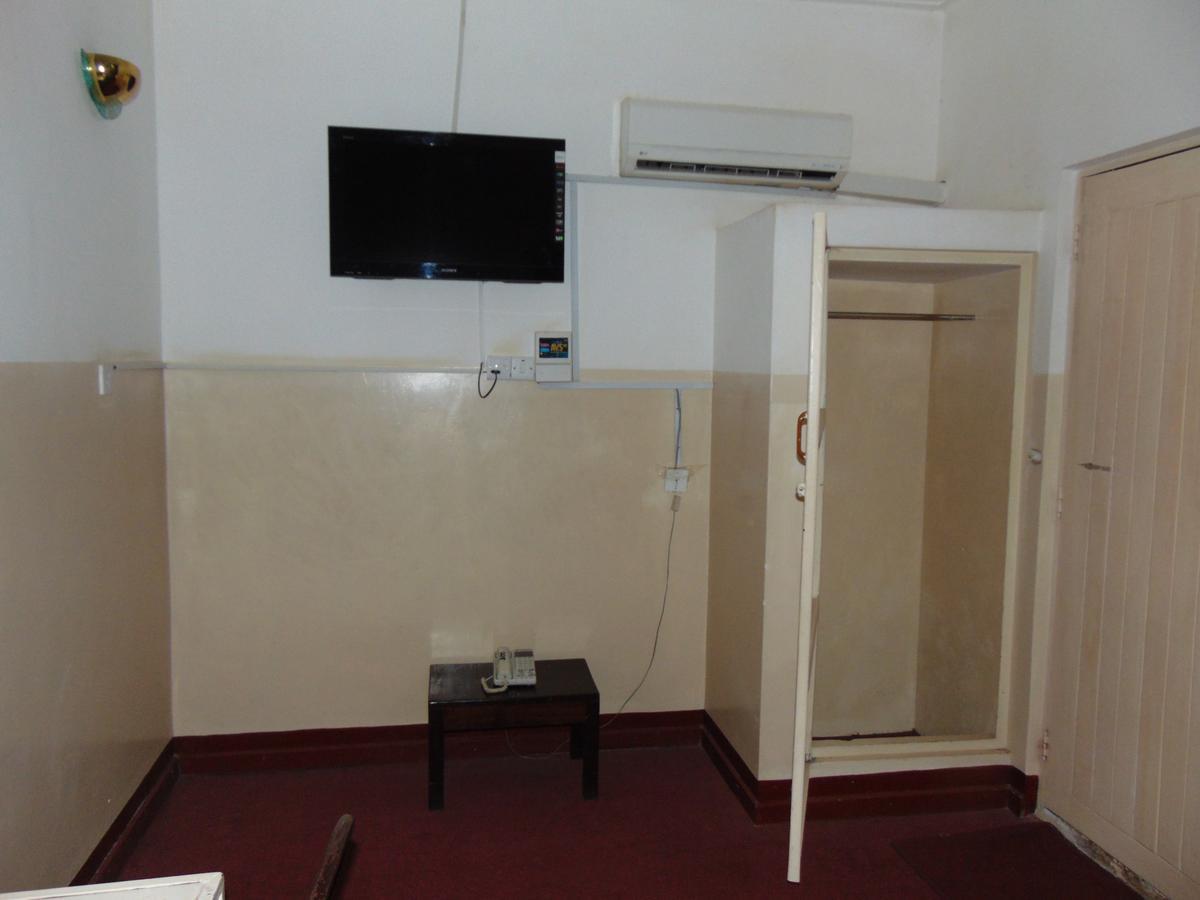 Brisk Hotel Triangle Njeru Extérieur photo