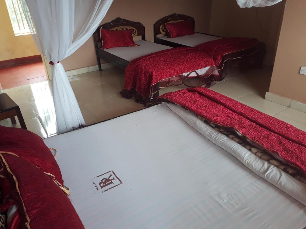 Brisk Hotel Triangle Njeru Extérieur photo