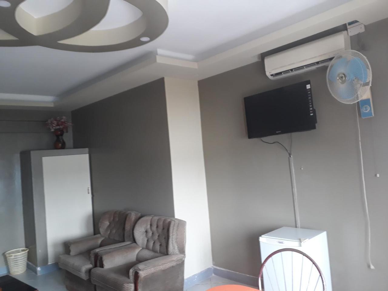 Brisk Hotel Triangle Njeru Extérieur photo
