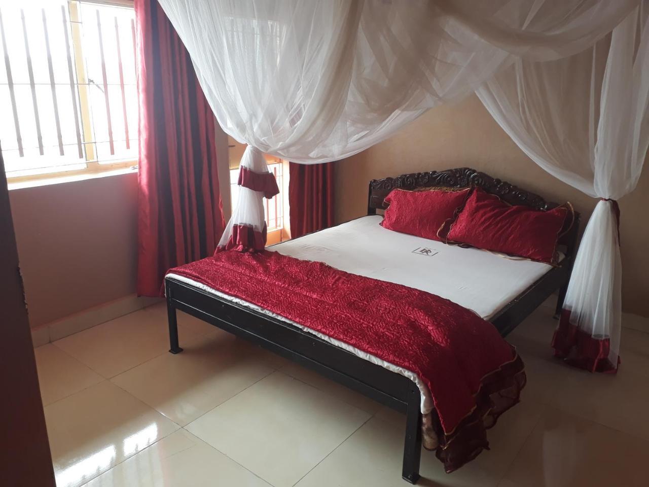 Brisk Hotel Triangle Njeru Extérieur photo