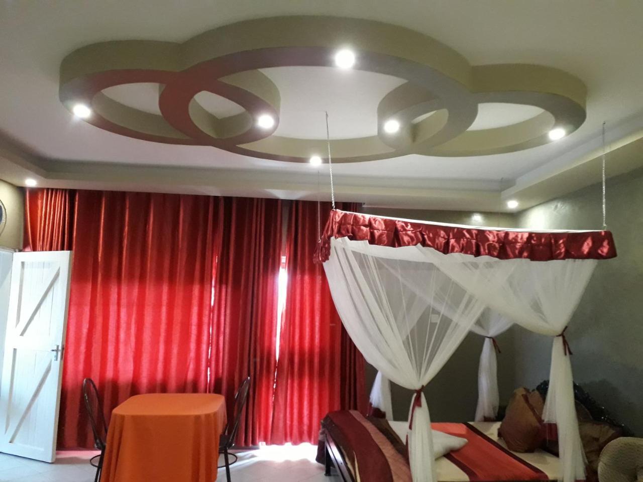 Brisk Hotel Triangle Njeru Extérieur photo