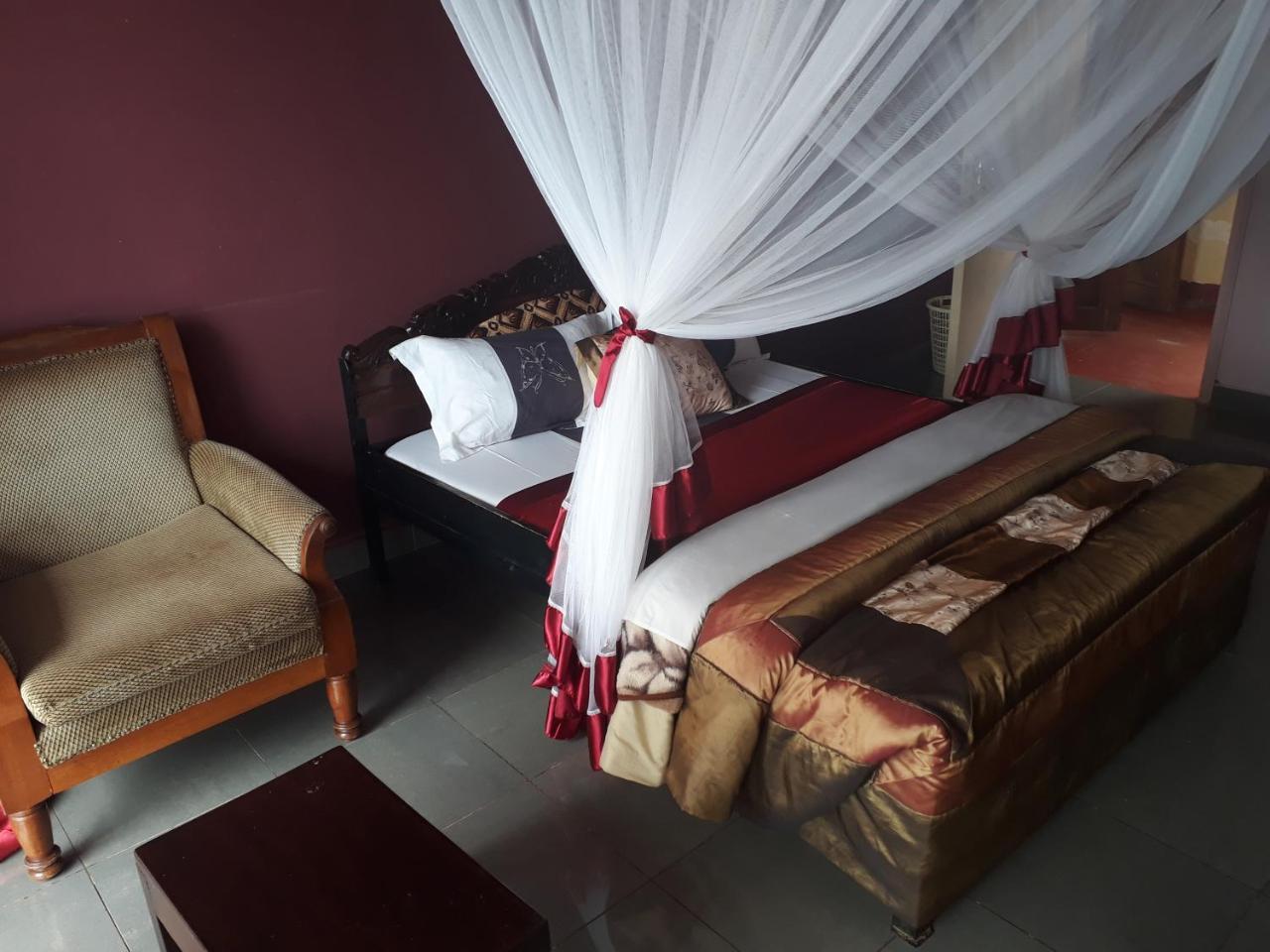 Brisk Hotel Triangle Njeru Extérieur photo